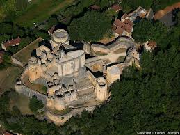 Car cette terre, qui appartenait à l'ancienne gascogne, qui était déjà fort fréquentée à l'époque romaine et que tous les passionnés de la vie d'henri iv connaissent par cœur puisque le prince de la poule au pot y né en 1553 à passé une partie de son enfance au. Chateau Bonaguil Lot Et Garonne Castle Chateau Natural Landmarks