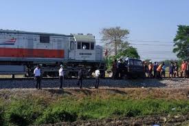Stasiun semut/surabaya kota (diresmikan tahun 1878 dgn gaya indisch rijksstijl, dibongkar. Tabrakan Kereta Api Dan Mobil Tiga Meninggal Di Kediri Antara News