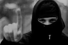 ملثم يسرق أحد بنوك فيينا باستخدام قنبلة غاز مسيل للدموع منوعات