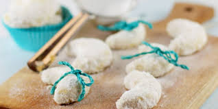 Tips pertama dalam membuat kue nougat kacang yakni mixer butter, margarin dan gula hingga lembut, kemudian masukkan. 4 Cara Membuat Kue Putri Salju Yang Lumer Di Mulut Merdeka Com