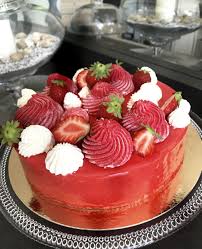 C Est Un Entremets Mousse Fraise Confit Fraise Biscuit Amande Et Chantilly Fleur D Oranger Un Entremets Bien Fra Mousse Fraise Dessert Mousse Biscuit Amande