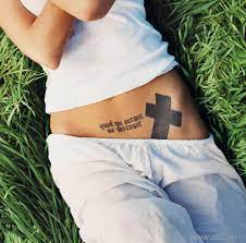 A bold cross sits on her left hip. Love This Tatuajes De Famosos Tatuajes De Angelina Jolie Tatuajes De Celebridades