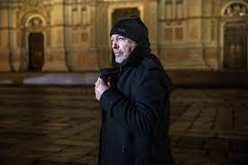 Non lasciarmi andar via, non lasciare che sia. Vasco Rossi Guarda Il Video Di Una Canzone D Amore Buttata Via Newsic It
