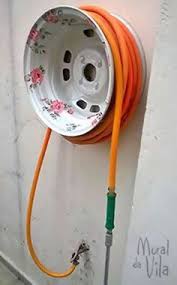Une Jante Comme Support Pour Votre Tuyau D Arrosage Diy Yard Garden Hose Holder Yard Project