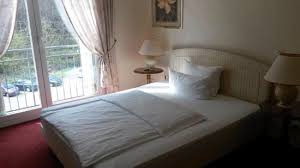 Jeder freut sich ueber klaus, weil er fleissig ist im haus, hilft der oma und der mutter, bringt schnell milch und brot und butter. Oma S Bett Aufnahme Von Victor S Residenz Hotel Saarbrucken Tripadvisor