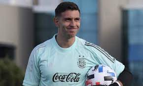 Dibu martínez se convirtió de esa manera en el arquero argentino más caro de la historia. Dibu Martinez Fue El Arquero Del Ano En La Premier League