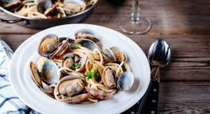 Il ripieno di questa pasta fresca è preparato con salmone e gamberetti che vengono tritati e paccheri ripieni di pesce avvolti da fettine di melanzane e serviti con una deliziosa salsa fresca di pomodorini ciliegino. Primi Di Pesce 10 Ricette Facili Per Primi Piatti Raffinati