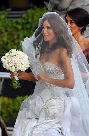 Qui, di seguito, passiamo in rassegna alcuni tipologie di modello di abito da sposa (o meglio, di abiti. Gli Abiti Da Sposa Piu Brutti Scelti Dalle Star D It Repubblica
