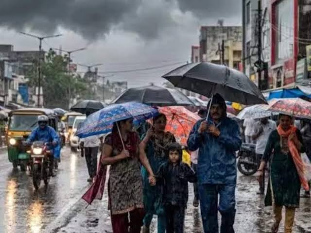 Low-pressure area to form over Bay of Bengal Wednesday, bringing heavy rain to south Bengal; IMD warns fishermen of 55 kmph winds till August 15