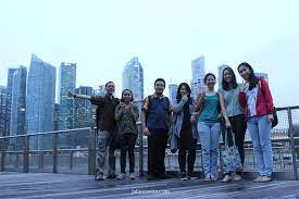 Sesampainya di singapura, memang tak dipungkiri bahwa incaran bangunan yang bentuknya seperti durian ini adalah tempat pertunjukan berkelas di singapura. Pengalaman Satu Minggu Bekerja Di Singapura Jalancerita