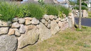Individuelle mauerwerke lassen sich ganz einfach selbst gestalten und kombinieren optik mit funktionalität. Gartenmauer Verkleiden Und Verschonern Tipps Und Ideen