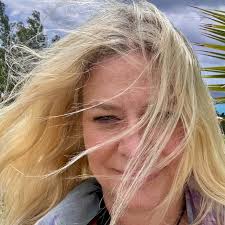 正是。 憤怒是對這種瘋狂的唯一回應。