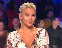 Medias and tweets on kelly_vedovelli ( kelly vedovelli ) ' s twitter profile. Kelly Vedovelli Ses Photos Ont Fait Polemique Elle Fait La Meilleure Des Reponses