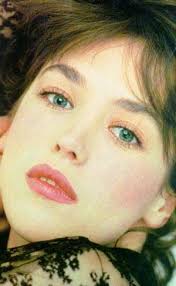 L'icône de toute une génération isabelle adjani est apparue toute de sequins vêtue dans une robe à épaulettes et a tenté. Isabelle Adjani Isabelle Adjani In 2019 Regisseur Schauspieler