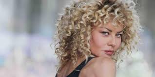 Eva grimaldi interpreta il brano tu vuò fa l'americano di sophia loren.la giuria formata da loretta goggi, giorgio panariello e vincenzo salemme valuta la. Who Is Eva Grimaldi Dating Eva Grimaldi Boyfriend Husband