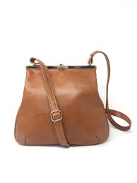 ledertasche cognac mit clipverschluss handtasche leder umhangetasche leder ledertasche
