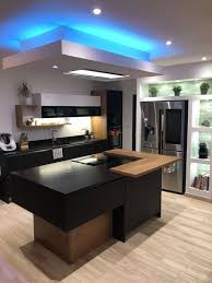 Las islas pueden ser una opción sensacional, no sólo como otro elemento decorativo más si no como. Islas De Cocina De Madera Grandes Diseno De Interiores De Cocina Cocinas Minimalistas Modernas Techos De Cocina