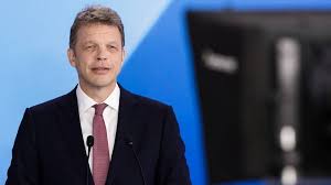 Deutsche bank ag is a german bank with presence in over 70 countries. Deutsche Bank Chef Christian Sewing Verdient 2020 Zwei Millionen Euro Mehr
