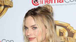 Charley gallay/getty images for carmella given the job requirements, it's not unusual to see an actress try out a new hair color, cut or style. Margot Robbie Upgrades Easy Waves With A Half Up Bun Vogue