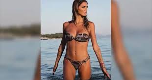 Jerome boateng ist von einer frau vom fernsehen gefragt worden, ob er schon gesehen habe, mit welcher inbrunst gianluigi buffon die hymne seines vaterlandes schmettert. Liebeserklarung Via Twitter Dieser Frau Gehort Boatengs Herz