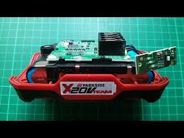 Batterie optionnelle plus puissante que celle d'origine, se charge uniquement avec le chargeur référence : Lidl Parkside X20v Team Battery Strip Down Analysis Youtube