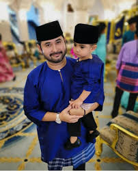 Baju melayu yang biasa di pakai di malaysia dan negara serantau biasanya terbahagi kepada dua, iaitu baju melayu potongan teluk belanga dan potongan cekak telah diberi nama sedemikian oleh almarhum sultan abu bakar iaitu sultan johor sempena baginda bersemayam di teluk belanga. Johor Style Baju Melayu Telok Belanga Brotherhood Johor Facebook