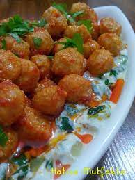 yogurtlu ispanak yataginda fellah kofte yemek sanati yemek kofte