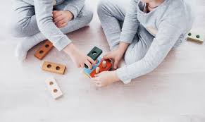 Despega tu cohete, viaja entre planetas y combate extraterrestres con ganas de guerra en nuestros juegos del espacio gratis. Los Ninos Juegan Con Un Disenador De Juguetes En El Piso De La Habitacion De Los Ninos Dos Ninos Jugando Con Bloques De Colores Juegos Educativos De Jardin De Infantes Foto