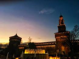 L'edificio è la torre dei moro, parte residenziale di un progetto di nuova edificazione in attuazione di un piano di recupero del comune di milano, per un totale di 10.500 metri quadrati di superfice e 315.000 metri cubi di volume. Il Castello Sforzesco Breve Storia Del Celebre Monumento Milanese The Arteller