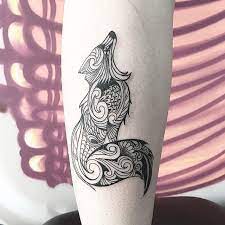 Pin Em Lobos A tatuagem tribal pode ser uma opcao para homens e mulheres e apesar de ser uma escolha recorrente ainda gera muitas duvidas em relacao a seus significados. pinterest
