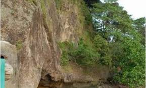 Sejalan dengan analogi magnet, maka tebing dengan lubang di bagian. Biaya Tiket Masuk Pantai Karang Bolong Kebumen Misteri Asal Usul Lokasi Wisata Jejakpiknik Dot Com