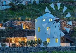 Un Moulin A Vent Ecolo A Thira Grece Windmuhle Sommerurlaub Ungewohnliche Wohnungen