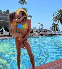 Adjustable spaghetti straps with bows on the shoulders. Elisabetta Canalis E Figlia Con Lo Stesso Bikini Wondernet Magazine