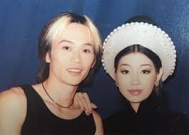 Bên cạnh đó, nam ca sĩ cũng lên tiếng về lùm xùm từ thiện của nghệ sĩ hoài linh. Ná»¯ Ca SÄ© Khiáº¿n Hoai Linh Theo Ä'uá»•i Du Ä'a Co Vá»£ Ä'am VÄ©nh HÆ°ng Tráº£ Cat Xe 1 Tá»· La Ai 12h