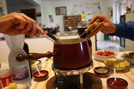 Fondue Bourguignonne With Meat Cheese And Bread Bites Accompained By Sauces Fondue Bourguignonne Con Bo Raclette Recipes Broth Fondue Recipes Fondue Recipes