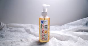 To be honest, i never thought i need an oil cleanser. Hada Labo Goku Jyun Oil Cleansing Makeup Remover Review The Yesstylist Asian Fashion Blog Brought To You By Yesstyle Com