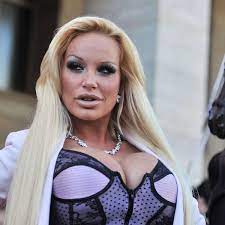 Doch einige wochen später sieht das gesicht des models ganz. Gina Lisa Lohfink In Lebensgefahr Silikon Busen Fast Geplatzt Stars