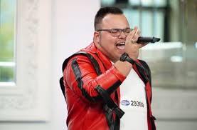 Bei dsds 2021 bekommt seine goldene cd karl jeroboan. Der Oberstenfelder Francesco Mobilia Uberzeugt Bei Dsds Bottwartaler Singt Sich Nach Sudafrika Oberstenfeld Marbacher Zeitung