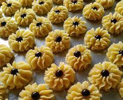 Kue kering adalah salah satu jenis hidangan yang selalu ada disaat moment spesial seperti di saat lebaran. Resep Kue Semprit Sederhana Mudah Banget Bikinnya