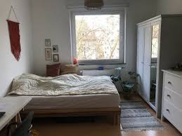 Ich Ziehe Aus Meinem Schonen Wg Zimmer Aus Jetzt Braucht Es Also Eine Neue Bewohnerin Das Zimmer Ist 15 Qm Gross Und Rechteckig Gesc Wg Zimmer Zimmer Wohnung