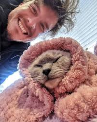 When you love animals you easily find a friend no matter where you go,you  are never alone🥰 📸 Allan Dixon Join Weird & Wonderful Facts