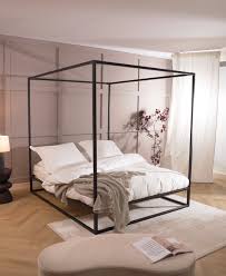 Dann sind unsere bequemen doppelbetten aus metall in den größen 160 x 200 cm oder auch 180 x 200 cm ideal zum ausstrecken oder relaxen zu zweit. Himmelbett Belle Aus Metall Westwingnow