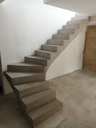 Escalier A Paillasse Un Quart Balance En Beton Cire Vernis Mat Couleur Galet Original A Nimes Pour Un Particulier Escalier Escalier Beton Cire Beton Cire