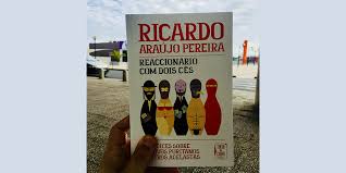 His father is a tap aeroplane pilot and his mother a flight attendant. Reaccionario Com Dois Ces De Ricardo Araujo Pereira Contracenas