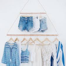 Un Portant A Vetements Triangulaire Et Suspendu Diy Rangement Idee Dressing Diy