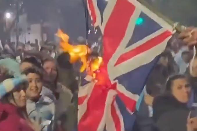 Argentina fans burn Union flag as police brace for trouble ahead of  England's 'high risk' World Cup clash - AOL
