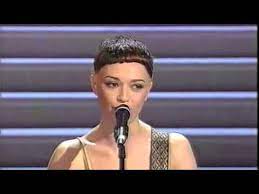 Il brano ha partecipato al festival di sanremo 2000, piazzandosi settimo e sancendo finora l'ultima apparizione della cantante alla manifestazione in qualità di concorrente. In Bianco E Nero Carmen Consoli Last Fm