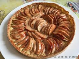 Mettre les blancs en neige dans la poche à douille, sortir la tarte du four et la garnir de cette meringue. Recette Tarte Pommes Rhubarbe La Cuisine Familiale Un Plat Une Recette