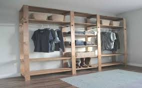 Nei piccoli appartamenti l'esigenza di sfruttare completamente gli spazi a disposizione rende gli armadi a muro. Armadio Fai Da Te Con Riciclo In Legno Ikea