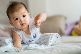 Bepergian jauh dengan motor tidak disarankan pada anak yang belum bisa duduk sendiri dan belum bisa menggunakan. Pada Usia Berapa Bayi Sudah Mulai Bisa Merangkak Johnson S Baby Indonesia